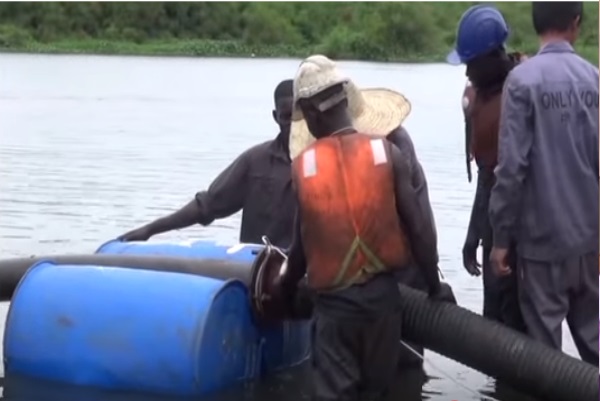 Environment Minister Sam Cheptoris Stops Chinese Firm From Mining Sand In Lake Victoria